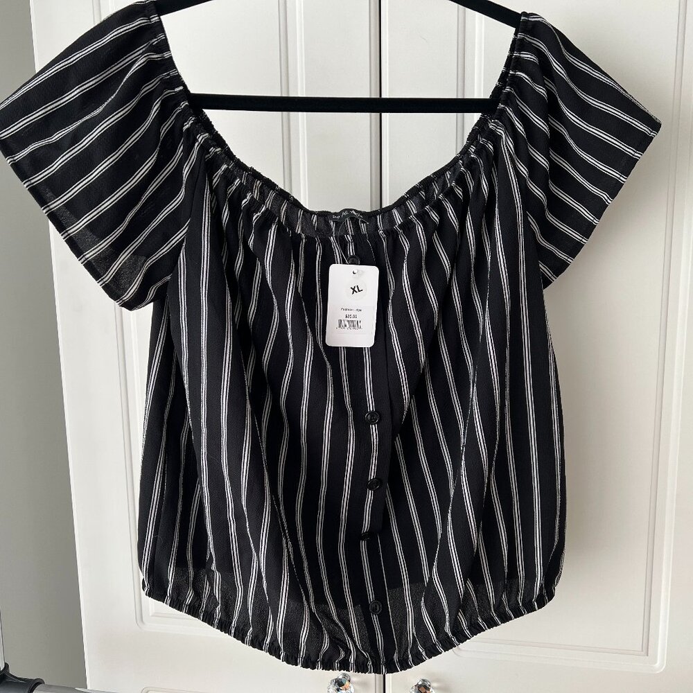 Stylish Black and White Puff Sleeve Blouse with Boxy Fit